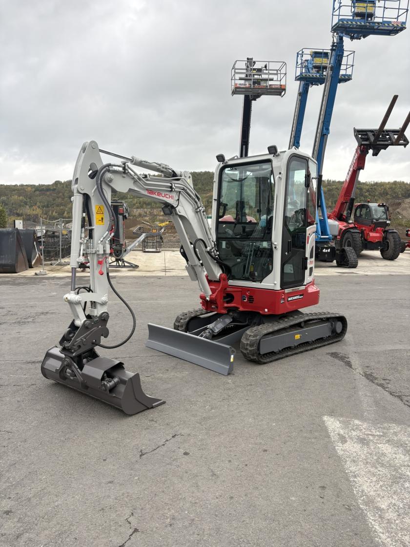 Pelle à rayon court Takeuchi TB325R - 14124
